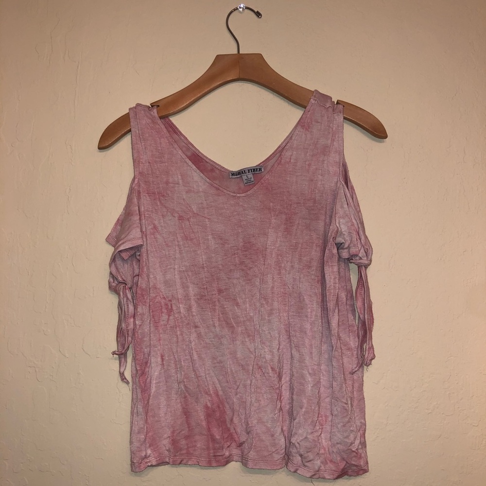Cute T-shirt/ tank top. Sleeves with gap